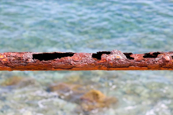 Remains Rusted Handrails Abandoned Waterfront Blurred Background Azure Sea Waves — Stock Photo, Image