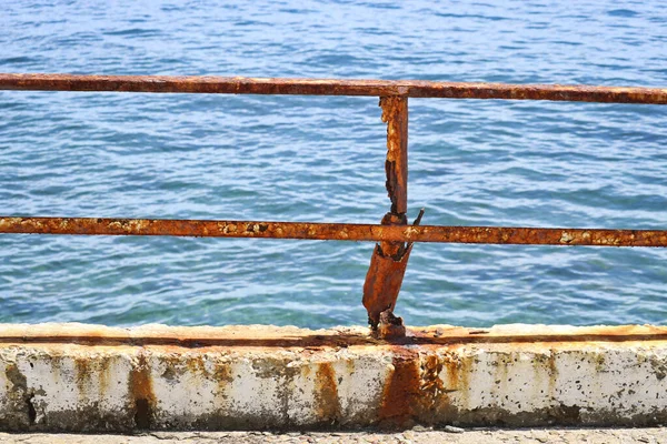 Sisa Sisa Pegangan Berkarat Sebuah Tepi Laut Ditinggalkan Pada Latar — Stok Foto