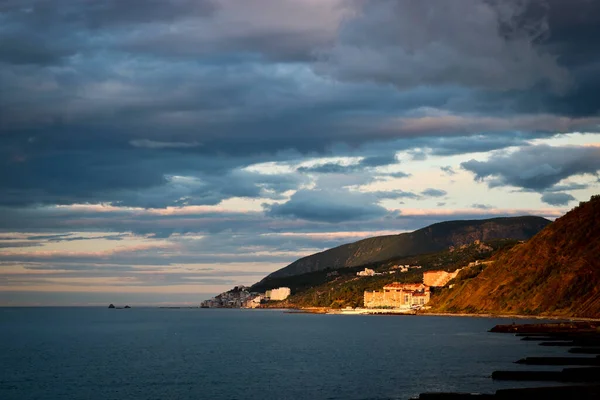 Pobřežní Město Osvětlené Vycházejícím Sluncem Černomořské Krajiny Partenit Krym — Stock fotografie