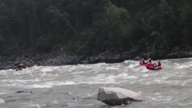Buryatia, Rusya - Ağustos 2021: Saldaki beşinci zorluk kategorisinin nehir akıntılarını geçmek. Rafting.
