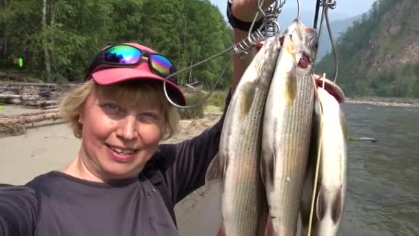 Selfie Uma Pescador Com Uma Captura Fresca Pescar Grayling Movimento — Vídeo de Stock