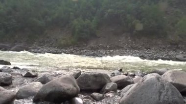 Güçlü bacaları olan dağ nehri. Okinsky eşiği, karmaşıklığın beşinci kategorisi. Oka Sayanskaya Nehri, Rusya. Yavaş çekim.