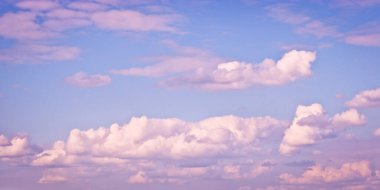 Bulanık sirrus ve kümülüs bulutlarıyla gökyüzü batan güneşle aydınlandı. Doğal arkaplan