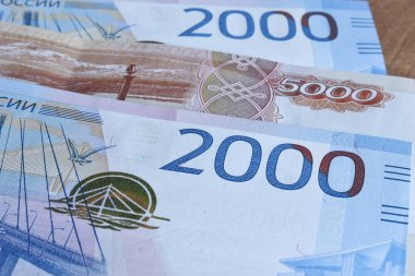 Rus rublesinin para geçmişi. 2000 ve 5000 ruble. İş ve finans kavramı.