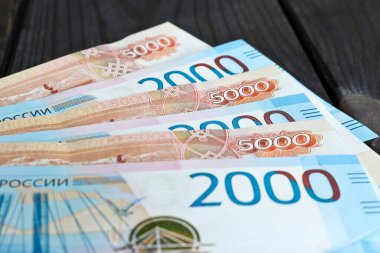Rus rublesinin para geçmişi. 2000 ve 5000 ruble. İş ve finans kavramı.
