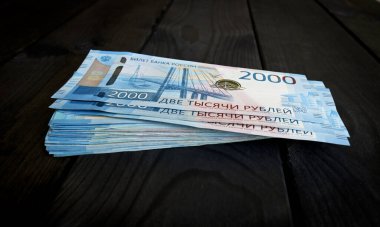 İki bininci Rus rublesinden oluşan bir paket. Rus rublesinin para geçmişi. İş ve finans kavramı.