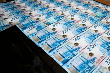 Rus rublesinin para geçmişi. 2000 rublelik banknotlar. İş ve finans kavramı.