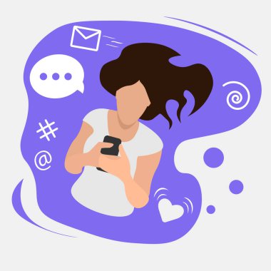 Kız dinleniyor ve telefonda oturuyor.