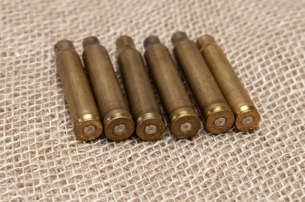 Conchiglie di munizioni dal vivo sul tessuto di sfondo . — Foto Stock