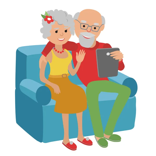 Feliz pareja de ancianos sentados en el sofá leer con la tableta . — Archivo Imágenes Vectoriales