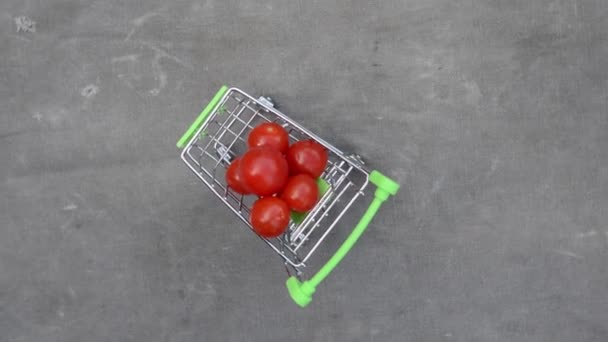 Lebensmittelkorb mit Tomaten Drehung auf dem Hintergrund der grauen alten Stoff — Stockvideo