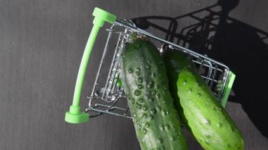 Gri eski kumaşın arka planında sebze rotasyonu olan market sepeti.