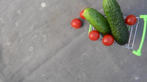 Coș alimentar cu rotație de legume pe fundalul țesăturii vechi gri — Videoclip de stoc