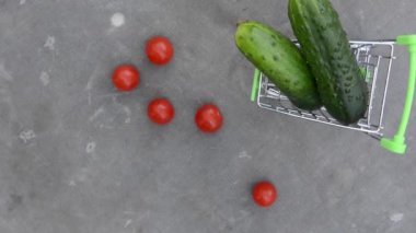 Gri eski kumaşın arka planında sebze rotasyonu olan market sepeti.