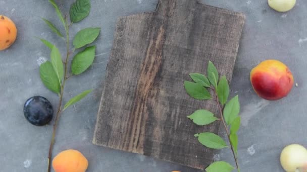 Tagliere antico in legno e frutta sul tavolo. Ruota la fotocamera in cerchio. — Video Stock