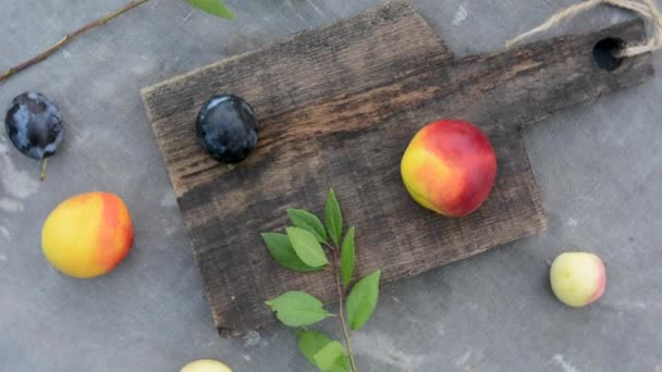 Tagliere antico in legno e frutta sul tavolo. Ruota la fotocamera in cerchio. — Video Stock