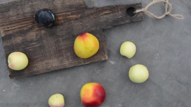 Fruta en la tabla de cortar antigüedades de madera. Gire la cámara en un círculo. — Vídeos de Stock
