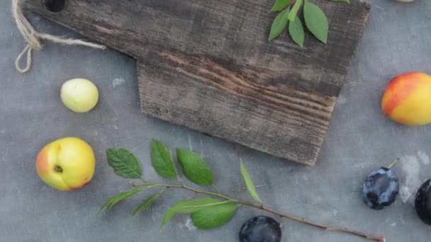 Tabla de cortar antigüedades de madera y fruta en la mesa. Gire la cámara en un círculo. — Vídeos de Stock