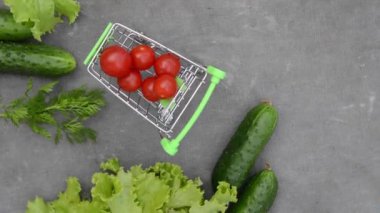 Gri eski kumaşın arka planında sebze rotasyonu olan market sepeti.
