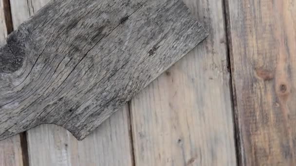 木製の古い割れたまな板。円の回転カメラ. — ストック動画