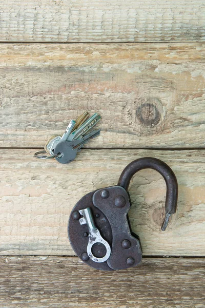 Geopend oud roestig slot met verschillende sleutels in de buurt. Begrepen, ruimte. Op zoek naar probleemoplossing concept in steampunk stijl — Stockfoto