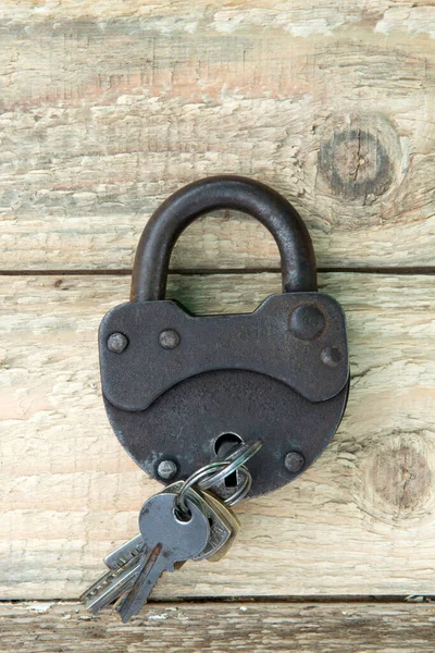 Fechado velho bloqueio enferrujado com várias chaves deitado perto. Espaço para cópia. Procurando conceito de solução de problema no estilo steampunk — Fotografia de Stock