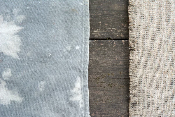 Velha serapilheira áspera e tábuas velhas. Textura de madeira do hree-part do pano — Fotografia de Stock