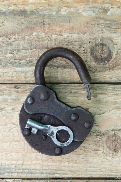 Aperto vecchia serratura arrugginita con chiave. Ricevuto. Alla ricerca di soluzione dei problemi in stile steampunk — Foto Stock