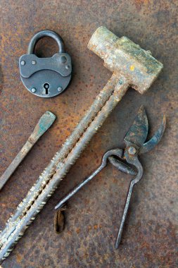 Metal bir yüzeyde eski paslı aletler. Steampunk tarzı.