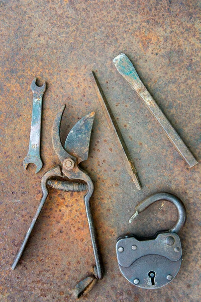 Las herramientas antiguas oxidadas sobre la superficie metálica. Estilo Steampunk. — Foto de Stock