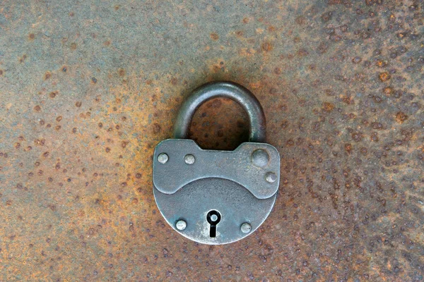 Chiuso vecchia serratura arrugginita sdraiato sulla superficie di ferro arrugginito. Ricevuto. Alla ricerca di soluzione dei problemi in stile steampunk — Foto Stock