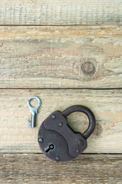 Chiuso vecchia serratura arrugginita con chiave che giace vicino. Ricevuto. Alla ricerca di soluzione dei problemi in stile steampunk — Foto Stock