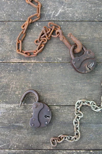 Deux vieux cadenas rouillé et chaîne rouillée sur fond en bois. Le concept de relation de couple — Photo