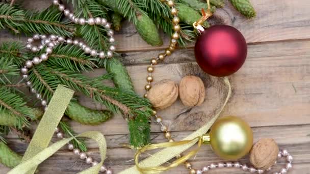 Os anos novos ainda vida com ramos de árvore de Natal e decorações em uma mesa de madeira — Vídeo de Stock