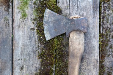 Antika yosun tahtalarında tahta sapı olan eski bir balta. Rustik resim