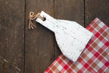 Beyaz ahşap mutfak kesme tahtası eski kumaşın arka planına karşı kırsal tarzda