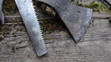 Yosun kaplı kalasların arka planına karşı balta ve çekiç.. 