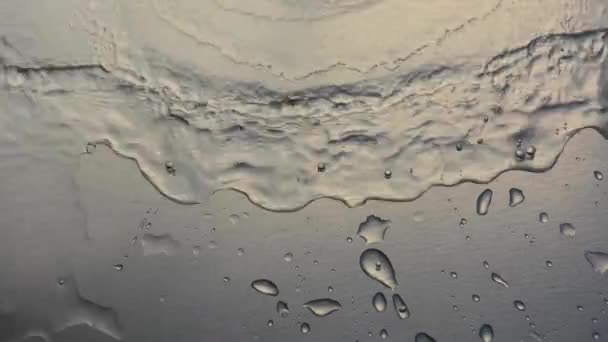 Des gouttes d'eau se répandent à la surface — Video