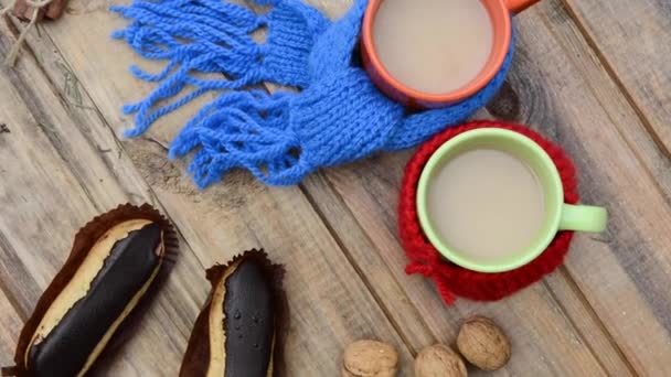 Dos tazas de café con bufandas y postre de chocolate cámara de movimiento circular — Vídeos de Stock