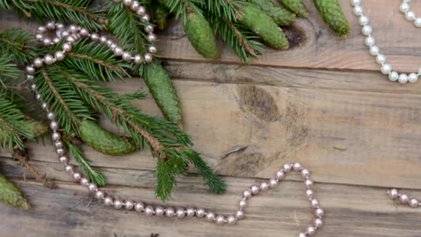 Nuevos años de bodegón con ramas de árbol de Navidad y decoraciones en una mesa de madera — Vídeo de stock