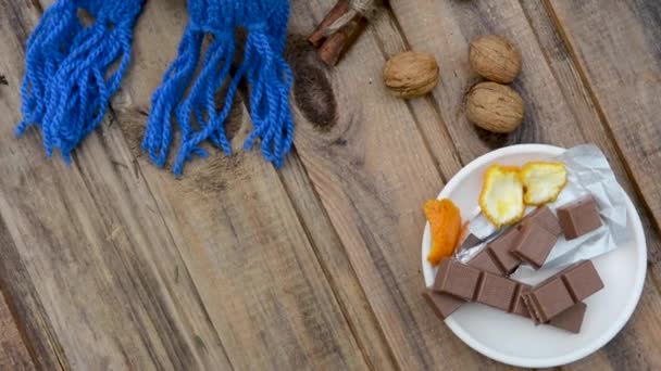 Winterstilleven met dennentakken, koffiekop gewikkeld in een gebreide sjaal op een houten tafel — Stockvideo