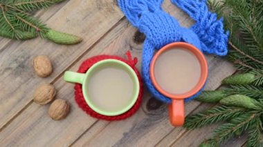 İki bardak örgü eşarp ve bir Noel ağacı dalı. Dairesel hareket kamerası