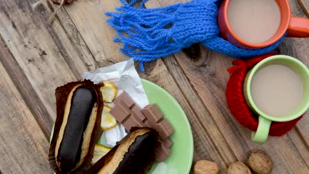 Dos tazas de café con bufandas y postre de chocolate cámara de movimiento circular — Vídeos de Stock