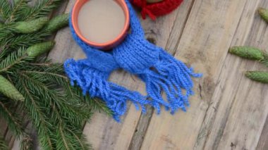 İki bardak örgü eşarp ve bir Noel ağacı dalı. Dairesel hareket kamerası