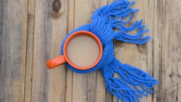 Kopje koffie en een kleine blauwe sjaal. Herfst gezondheidsconcept. — Stockvideo