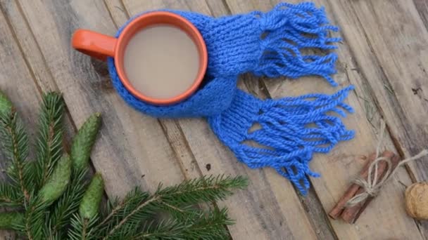 Twee kopjes met gebreide sjaals, walnoten en een kerstboomtak. Circulaire bewegingscamera — Stockvideo