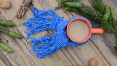 İki fincan örgü eşarp, ceviz ve bir Noel ağacı dalı. Dairesel hareket kamerası