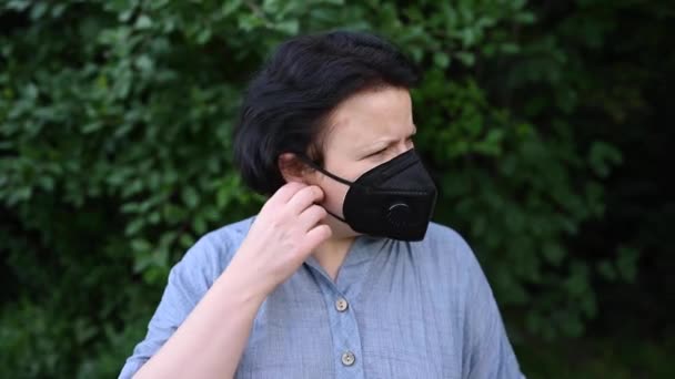 Жінка в медичній масці на відкритому повітрі. Статична камера . — стокове відео