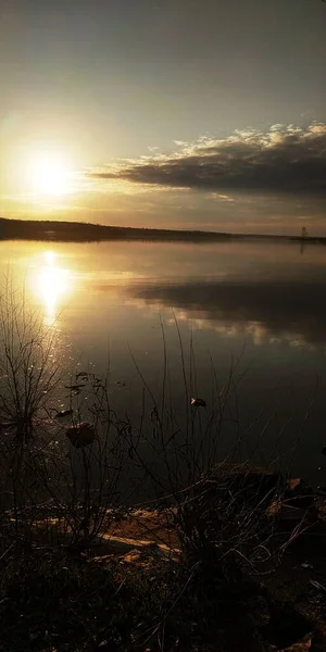 Puesta de sol amarilla en el cielo cerca del río —  Fotos de Stock