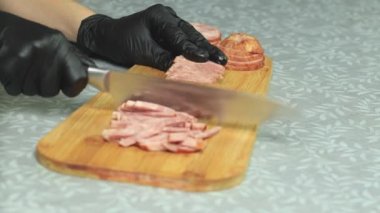 Sosis dilimleme şefi sosisi yakın plan kesiyor.